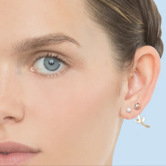 The Last Line Mini Teddy Flower Earring Gold ๐ - Picture 3 of 9